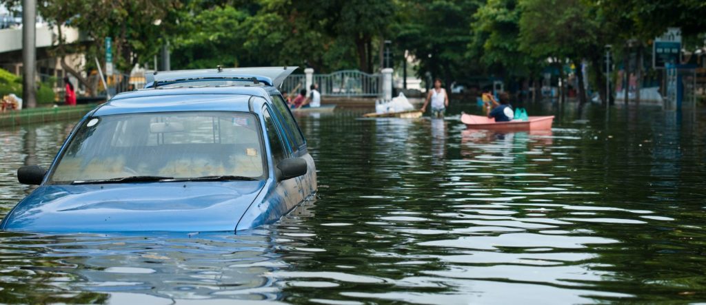 Jak przed zakupem rozpoznać auto po gradobiciu lub powodzi